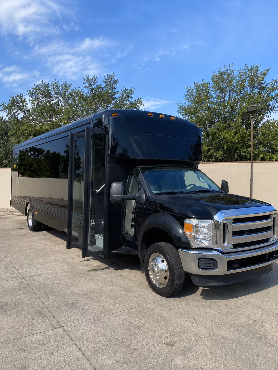 jurupa valley 20 passenger party bus